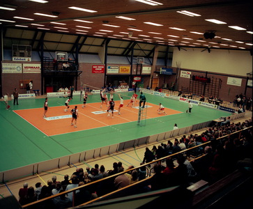 843917 Afbeelding van een wedstrijd van de volleybalvereniging Vrevok in de sporthal op het sportcomplex Merwestein ...